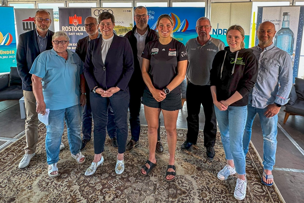 Matthias Fromm (v.l.), Ingeborg Regenthal, Peter Ramcke, Oberbürgermeisterin Eva-Maria Kröger, Uwe Thielemann, Hannah Anderssohn, Rainer Voß, Johanna Vick und Stefan Eichelmann freuen sich auf die Warnemünder Woche 2023