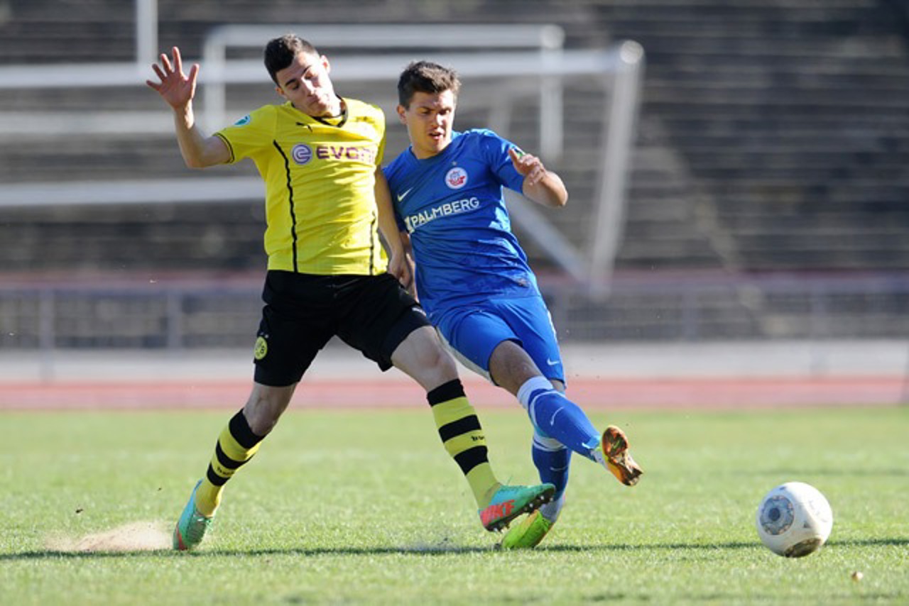 Julian Jakobs (Hansa Rostock) im Zweikamp mit dem Ex-Rostocker Edisson Jordanov (Borussia Dortmund II)