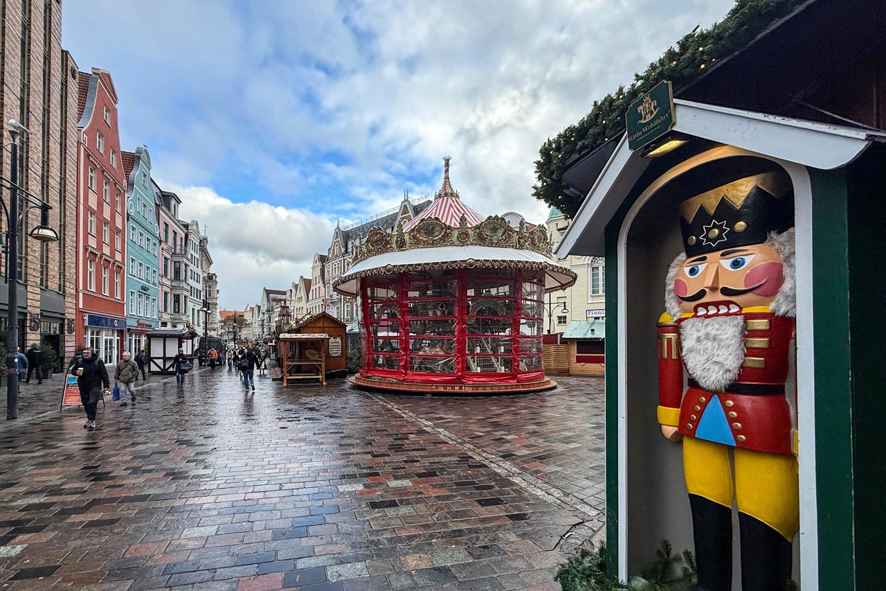 Noch wird überall fleißig aufgebaut, am 24. November 2025 öffnet der Rostocker Weihnachtsmarkt seine Pforten