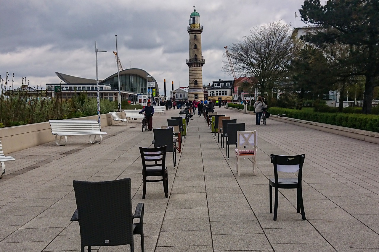 Aktion „Leere Stühle“ in Warnemünde