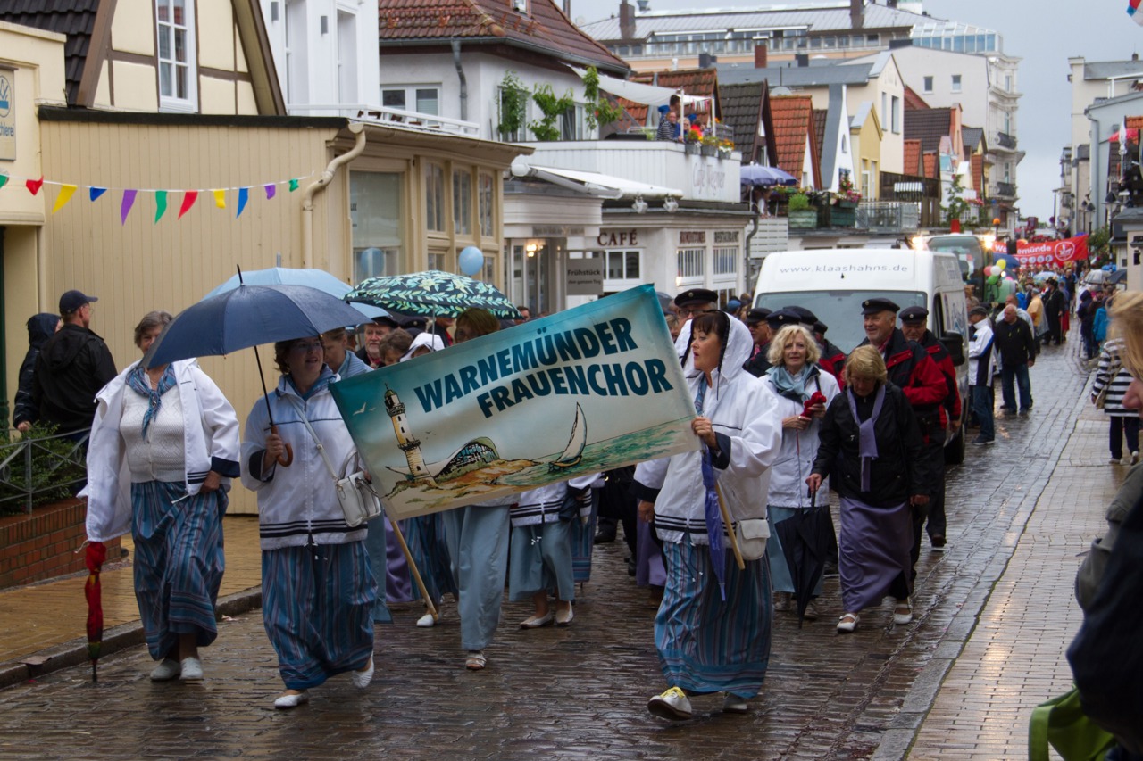 Warnemünder Frauenchor gefolgt vom Shantychor de Klaashahns