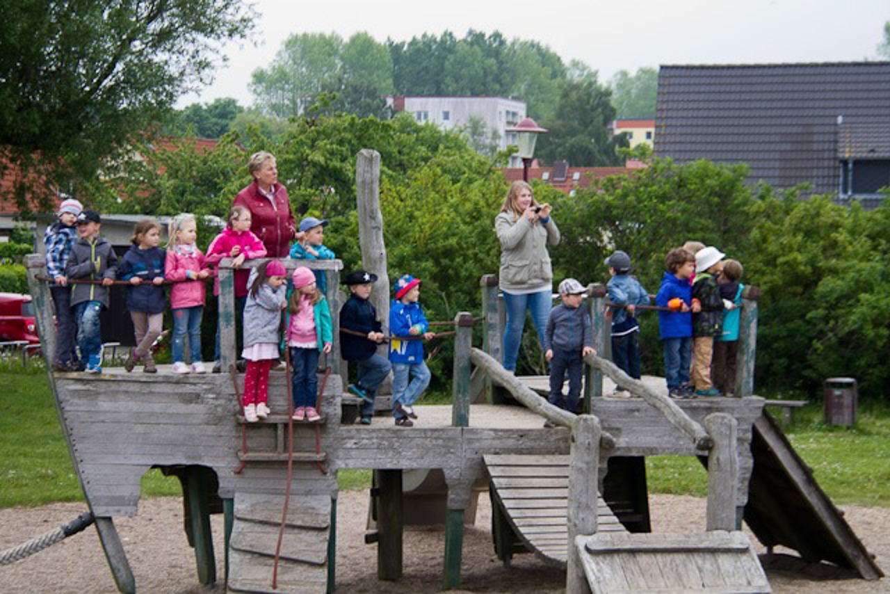 Kinder beobachten in Hohe Düne, wie die Georg Büchner ihren Heimathafen zum letzten Mal verlässt