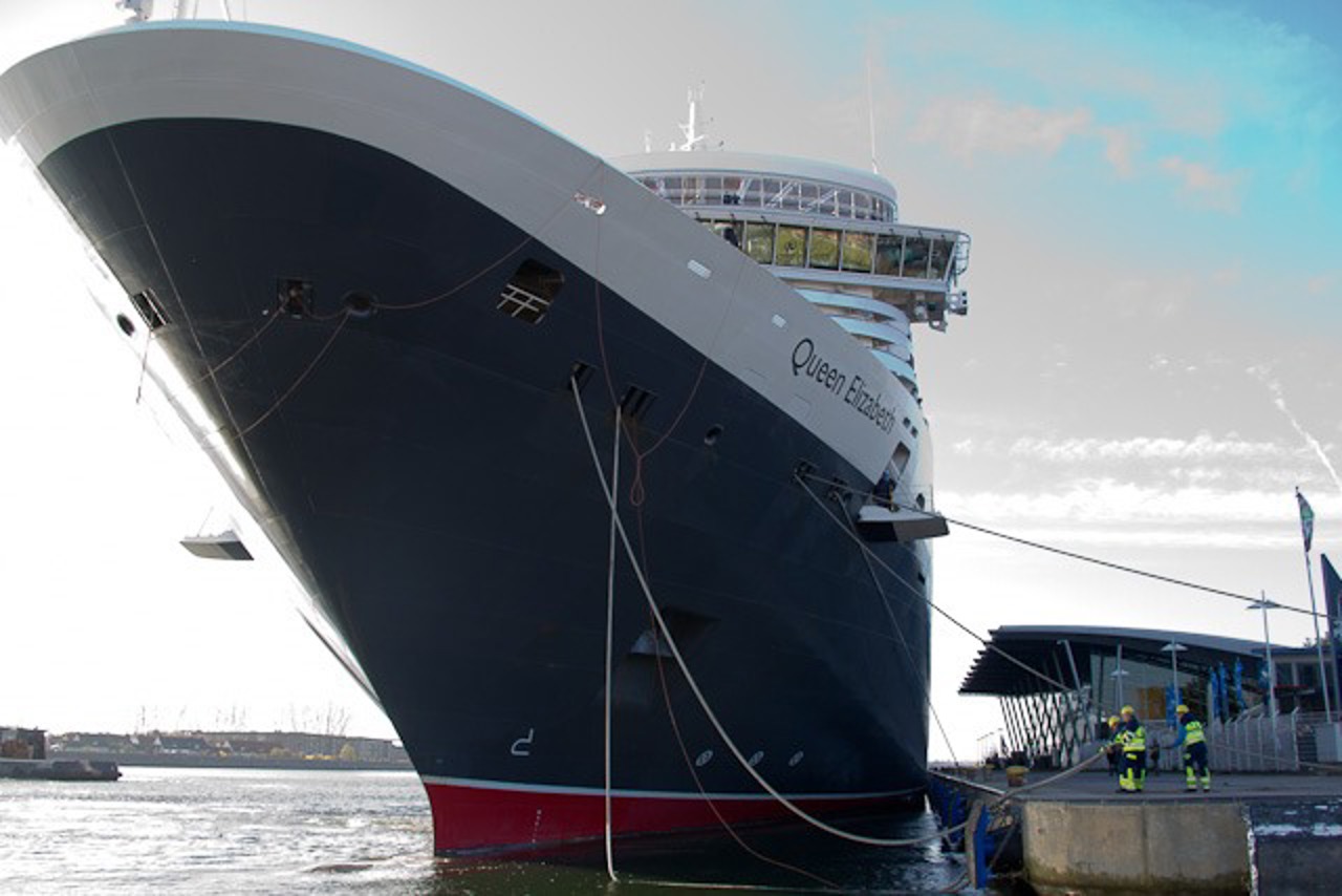 Das Kreuzfahrtschiff der Luxusklasse Queen Elizabeth wird am Pier 7 festgemacht