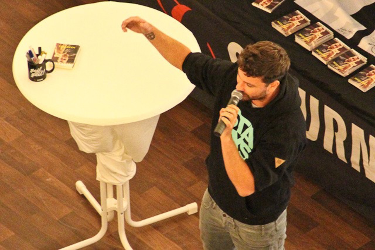 Marteria begrüßt tausende Fans zur Autogrammstunde im KTC