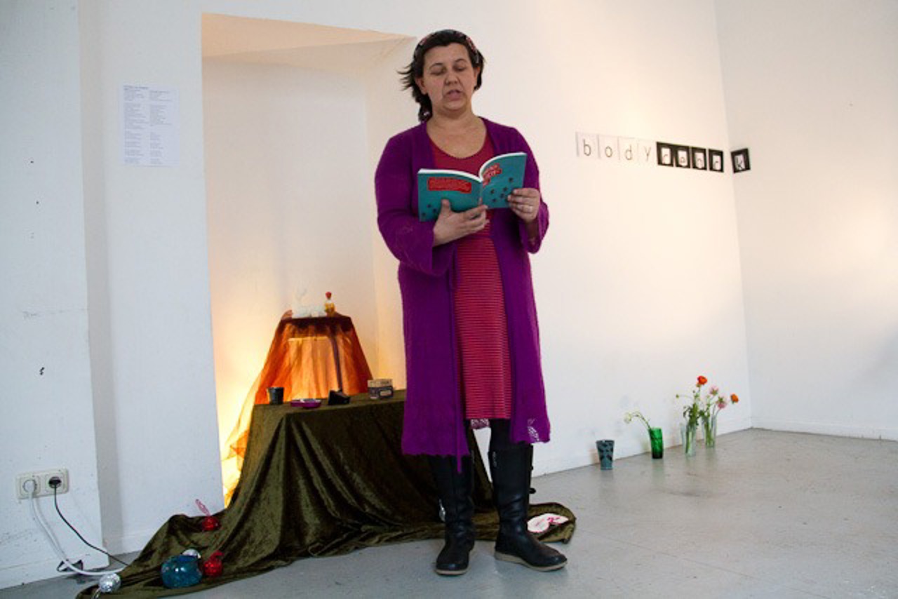 Daniela Boltres hat vor zwei Tagen ein Gastatelier im Schleswig-Holstein-Haus bezogen und beteiligte sich mit der Wort-Klang-Installation "Body Check" an der Kunstnacht 2012