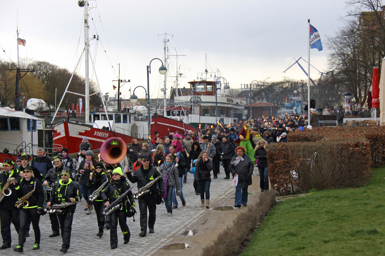Fackelumzug zu Ostern am Alten Strom in Warnemünde