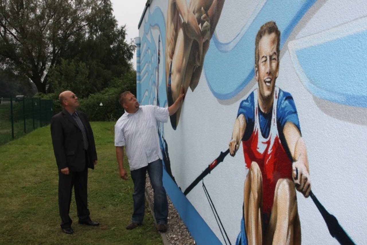 Christian Hölzer erklärt Volker Rattey Einzelheiten zum Bild