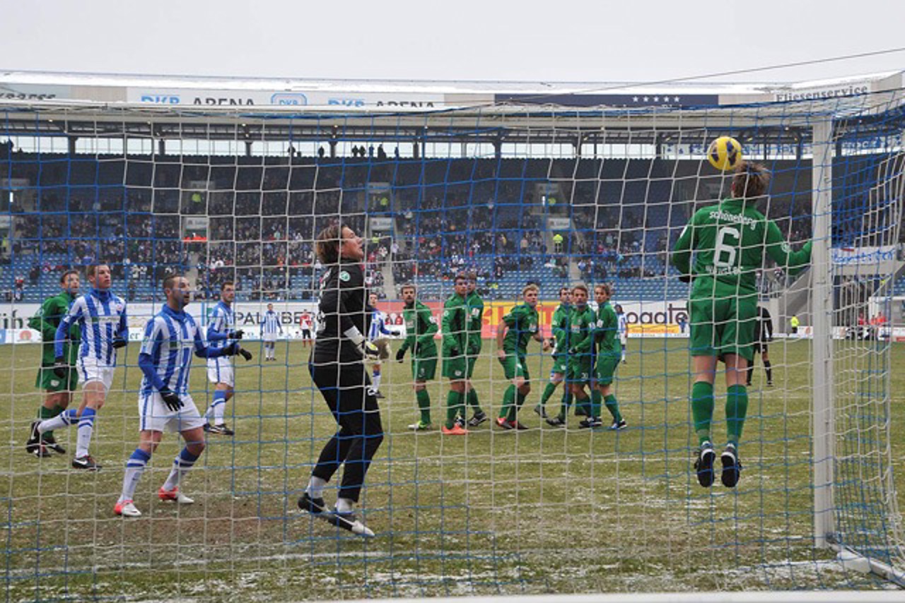 Kevin Schöneberg (Preußen Münster) klärt den Freistoß von Hansa Rostock auf der Linie