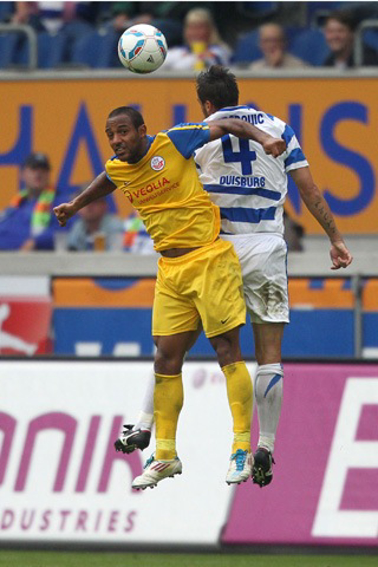 Mohammed Lartey (Hansa Rostock) im Zweikampf mit Dzemal Berberovic (MSV Duisburg)
