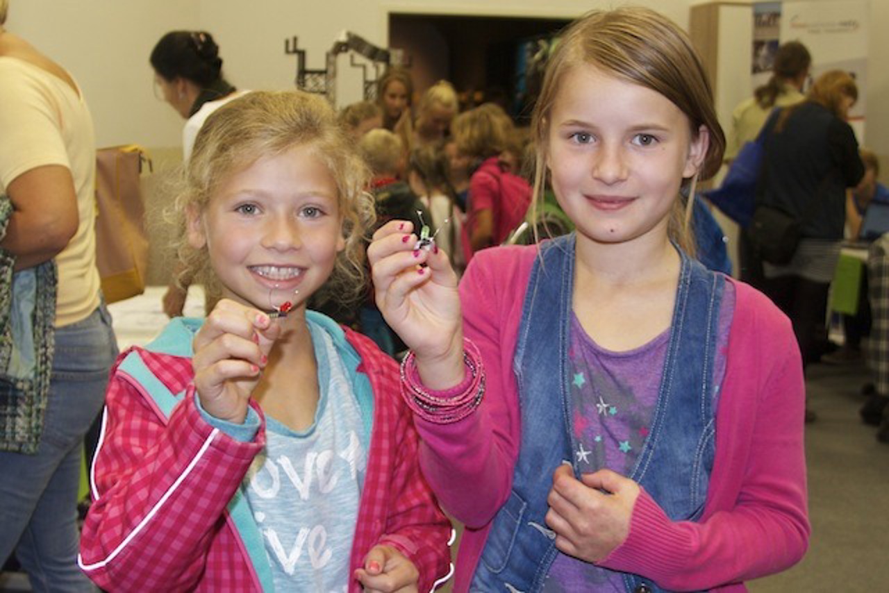 Lily und Vivien präsentierten ihre auf dem Landeszootag 2014 selbstgelöteten Käfer