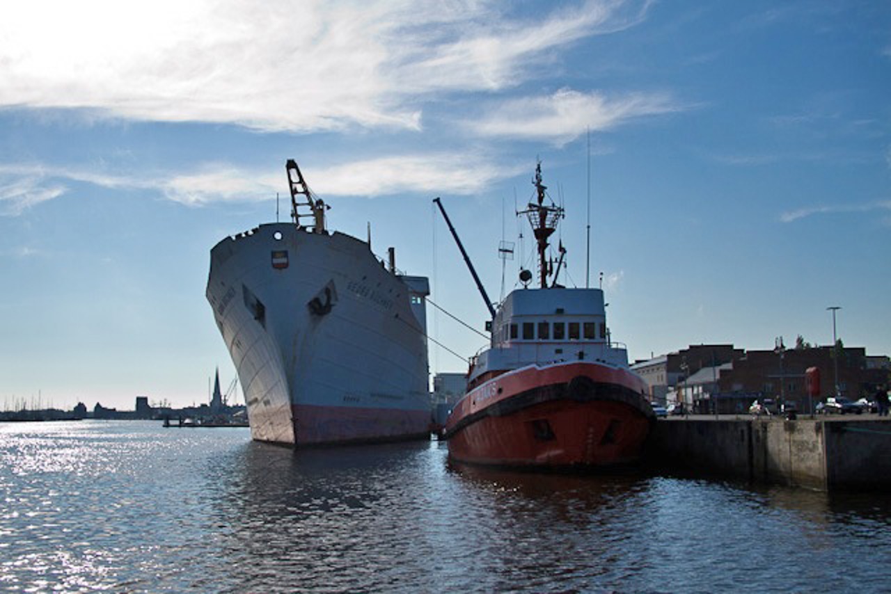 Georg Büchner und Schlepper Ajaks im Stadthafen Rostock
