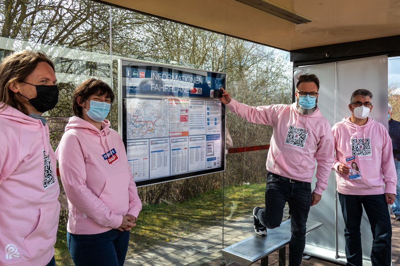 RSAG-Abfahrtsmonitor fürs Handy - Dirk Lampe (JAC Systeme GmbH v.l.), Yvette Hartmann (RSAG-Vorstand), Oberbürgermeister Claus Ruhe Madsen und Jan Bleis (RSAG-Vorstand)