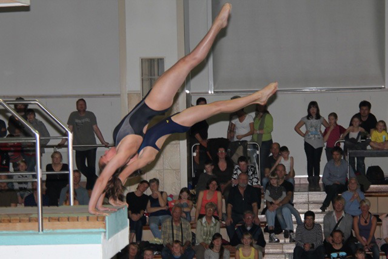 Synchronspringen aus dem Handstand