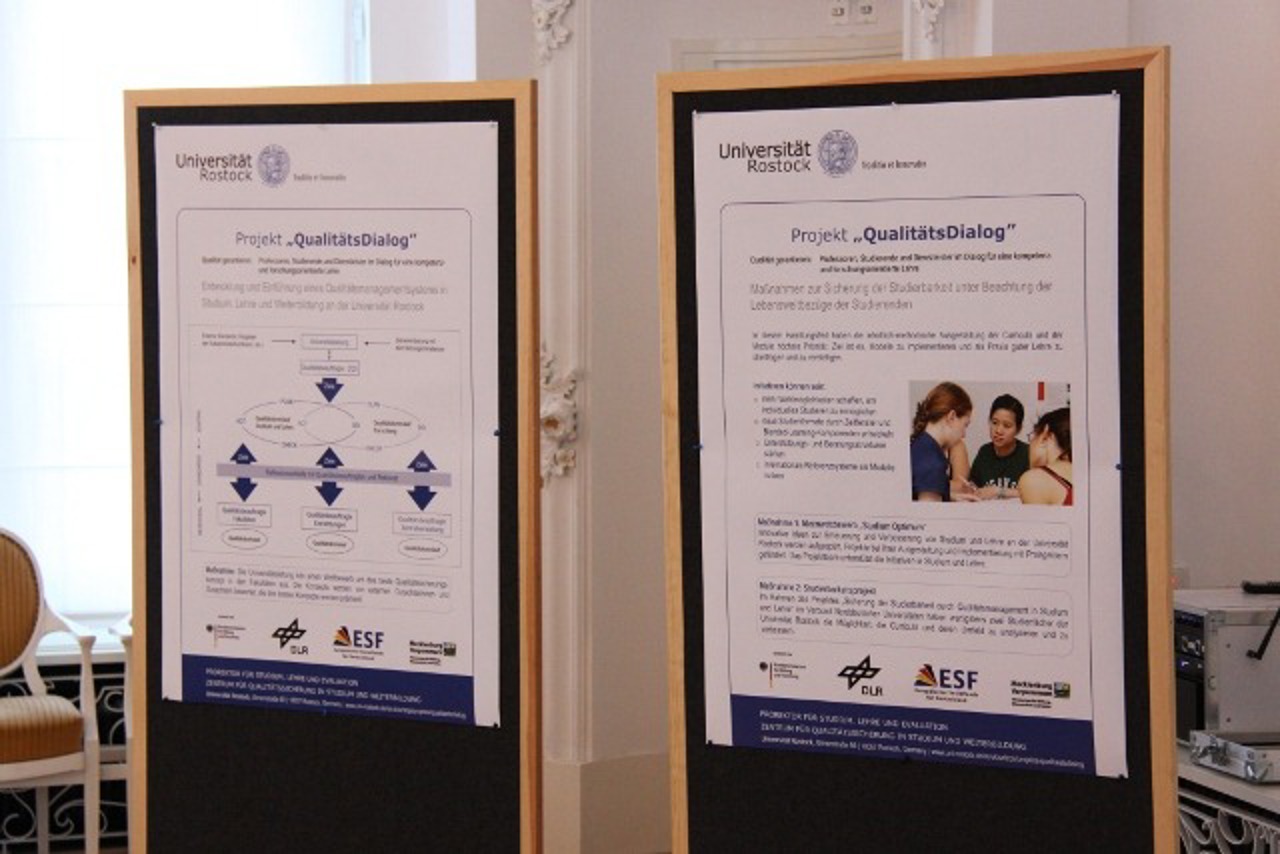 Aufsteller zum Projekt "Qualitätsdialog" der Universität