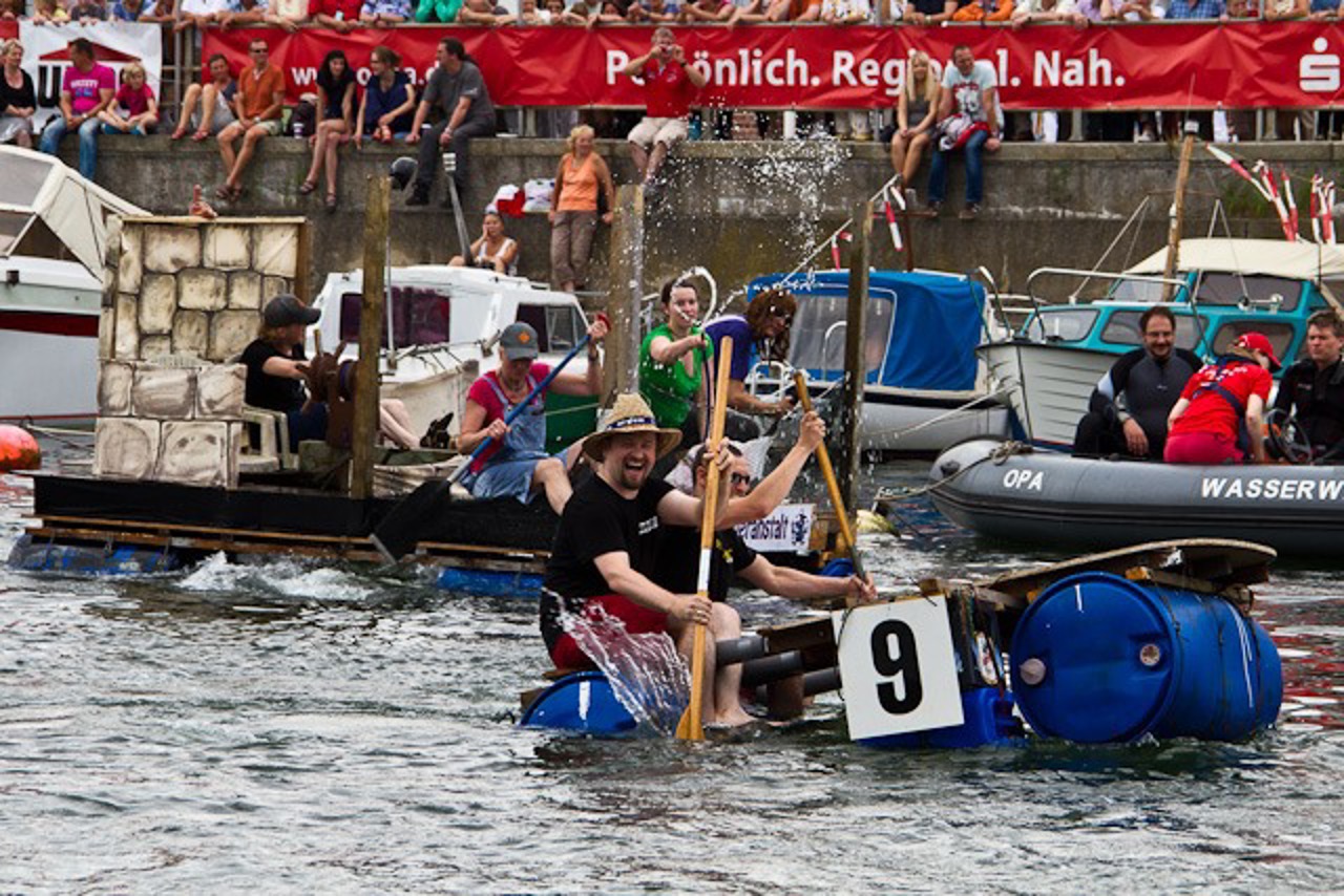 Die Macheranstalt von den Machern im Hintergrund und Rock-im-Mai und Reaktor von den 3 lustigen 2 vorn beim Warnemünder Waschzuberrennen.