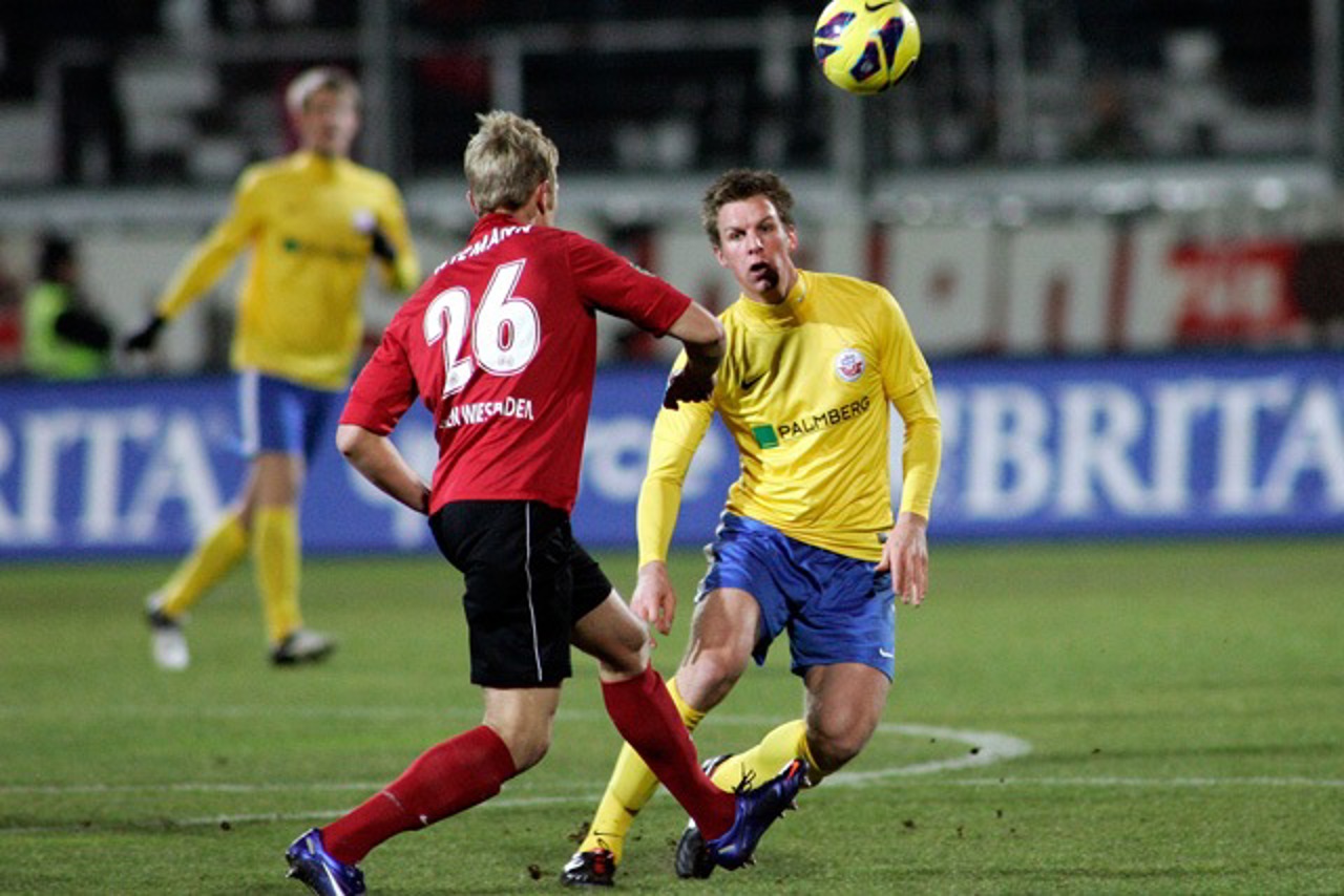 Johan Plat (Hansa Rostock) im Duell mit Michael Wiemann (Wehen Wiesbaden)