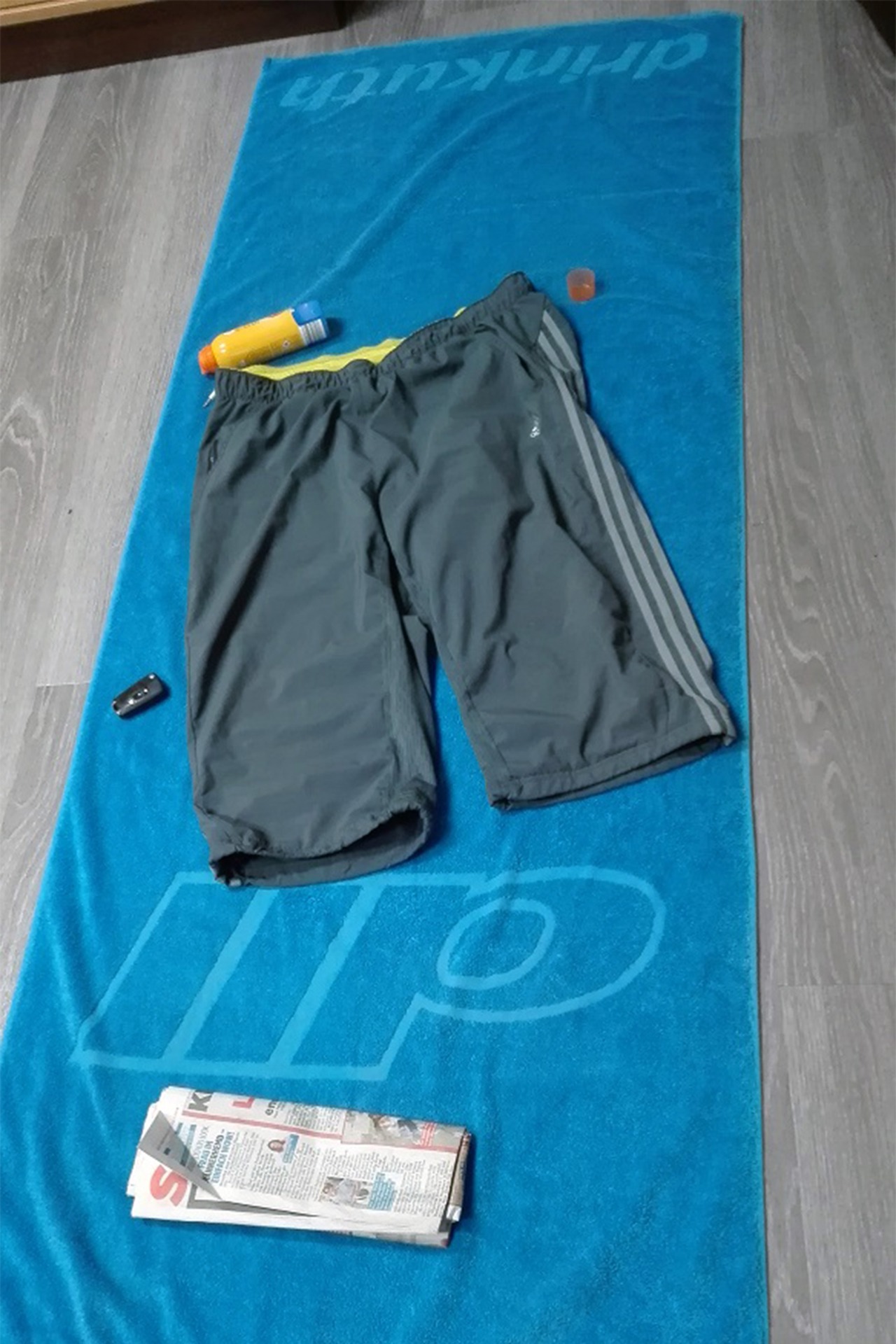Die Polizei sucht Hinweise zum Eigentümer dieser am Strand aufgefundenen Sachen