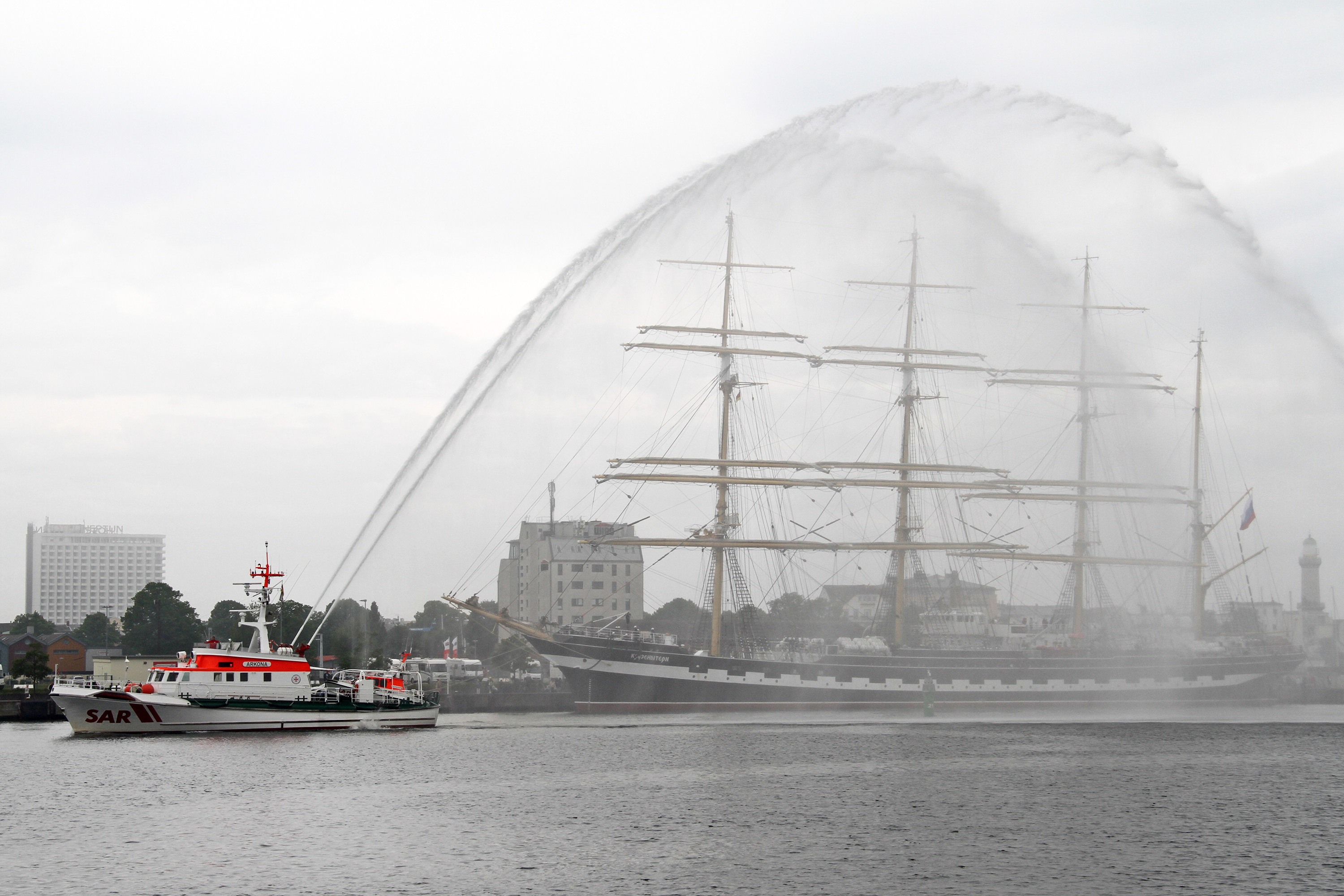Seenotkreuzer „Arkona“ vor der „Krusenstern“ am Passagierkai Warnemünde