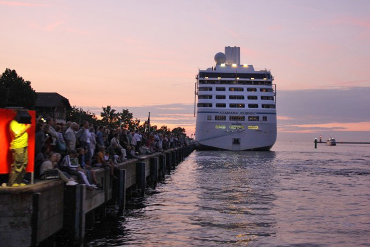 Die Kaikante in Warnemünde mit der „Azamara Journey“