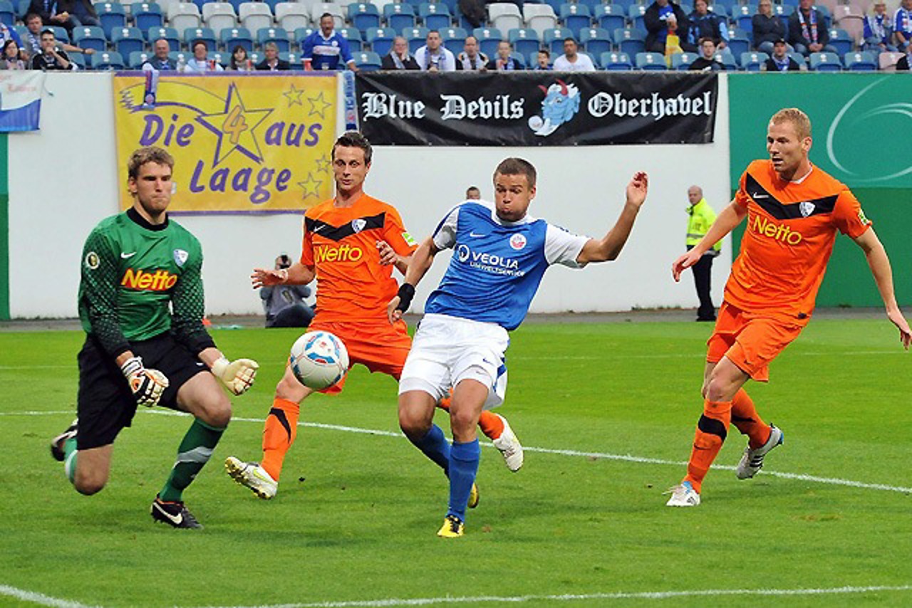 Björn Ziegenbein (Hansa Rostock) scheitert an Torwart Andreas Luthe (VfL Bochum)