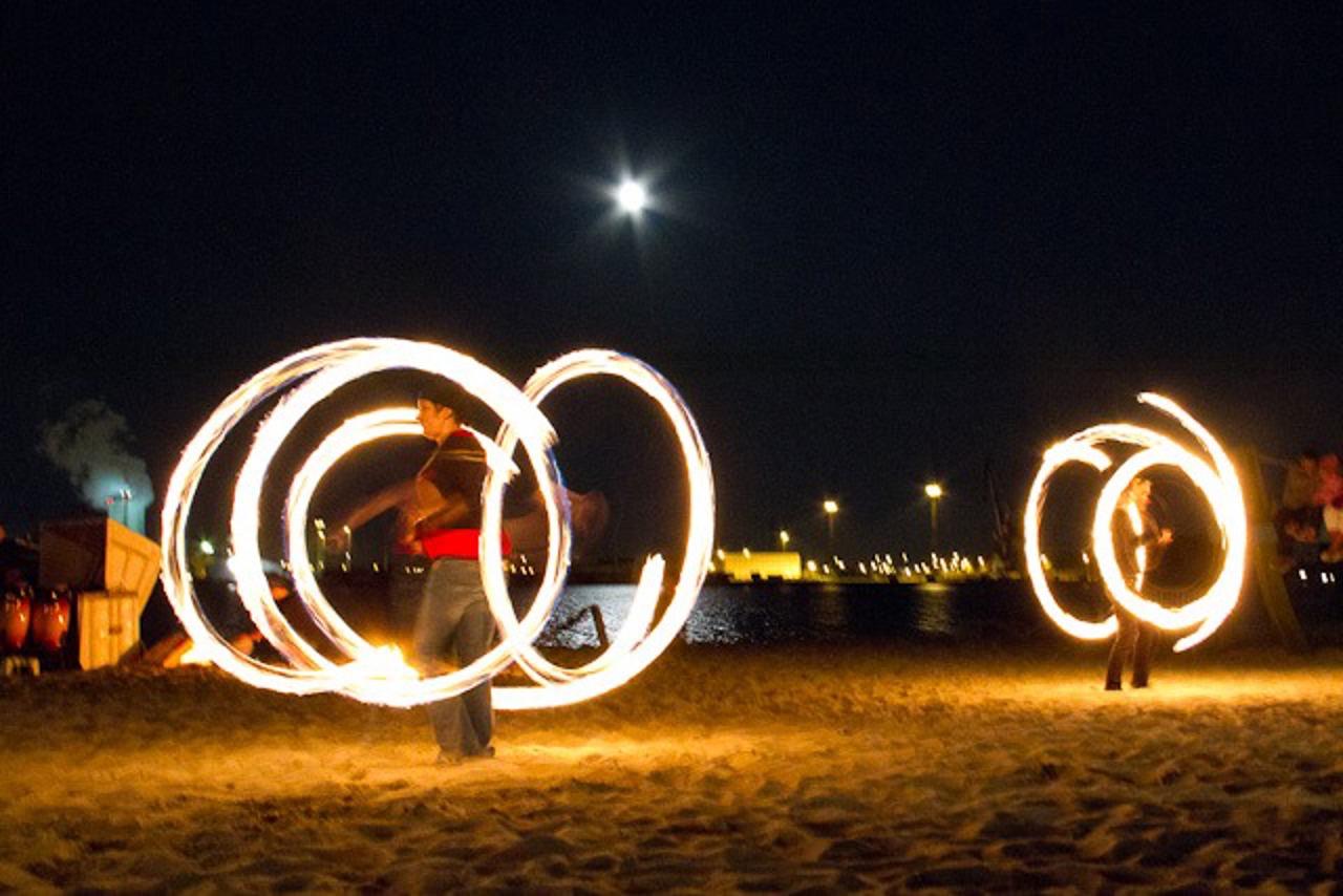 Immer eine Attraktion für viele Besucher die Feuershow am Warnowstrand von der Landjugend Feuercrew.