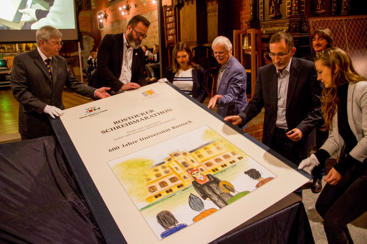 Rostocker Riesenbuch in der Universitätskirche enthüllt