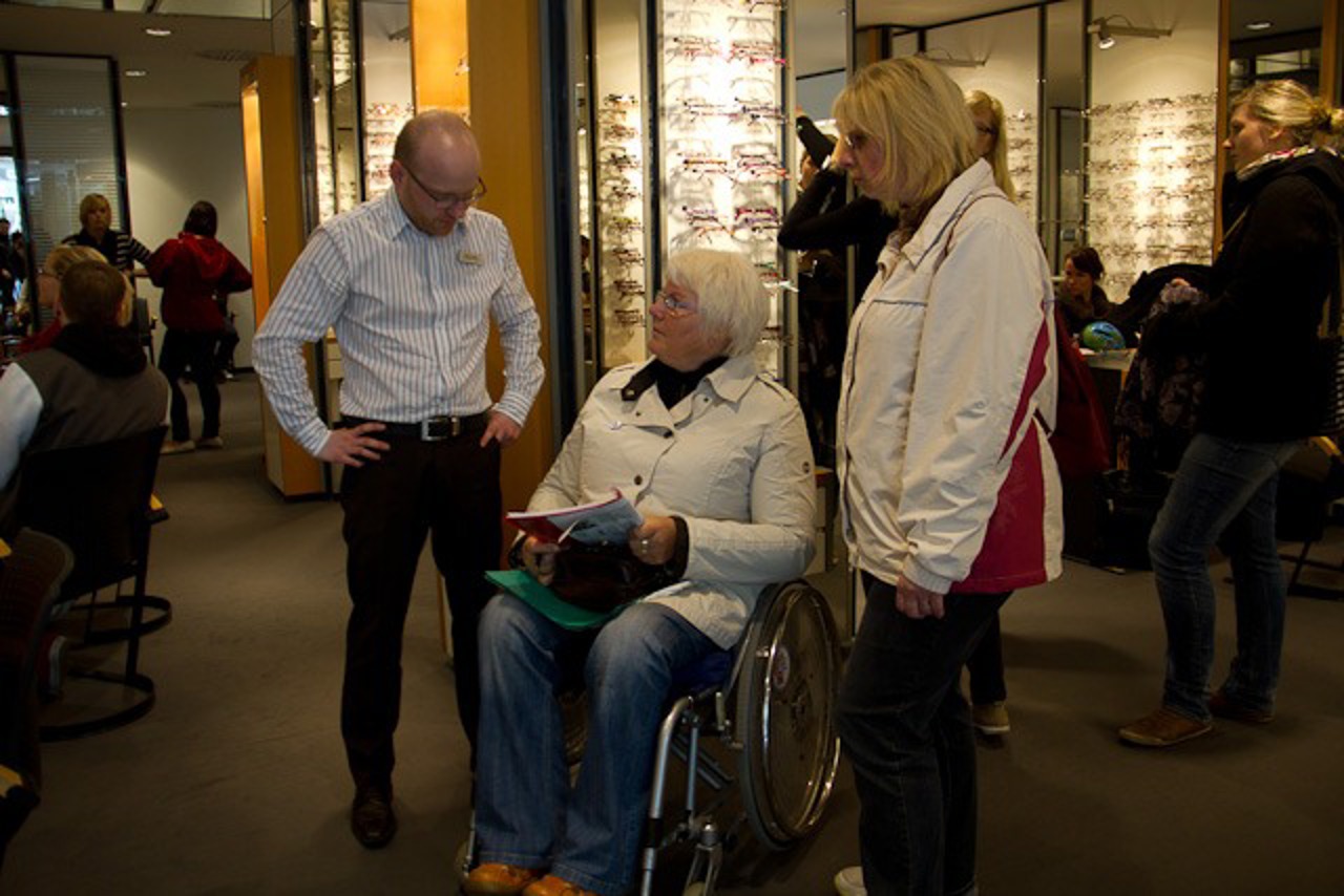 Augenoptikermeister Stefan Zieger ist auf Menschen mit Behinderungen eingestellt.