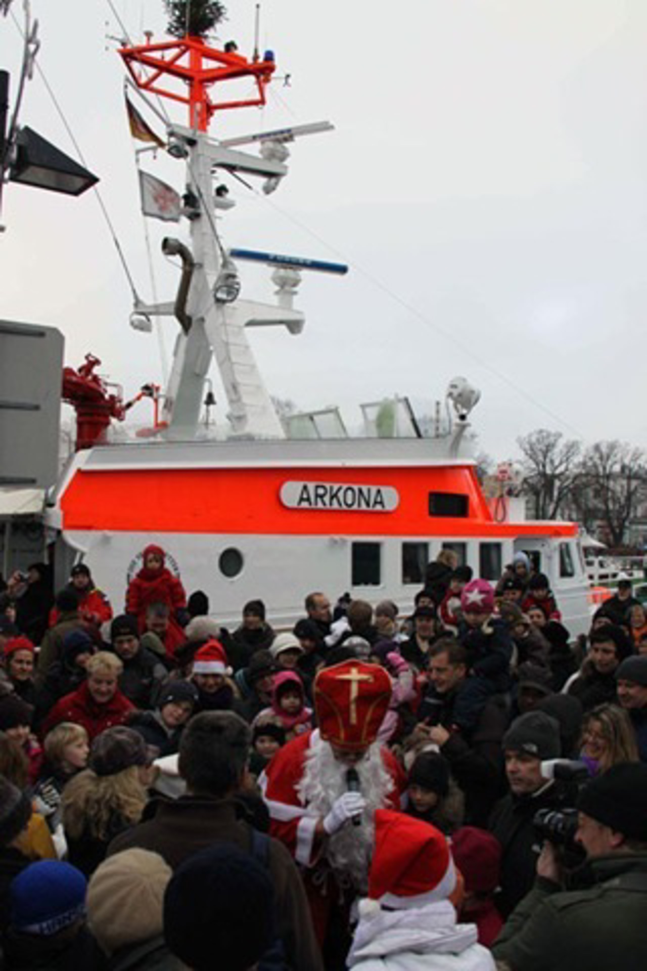 Weihnachtsmann in Warnemünde - Bescherung auf der Mittelmole