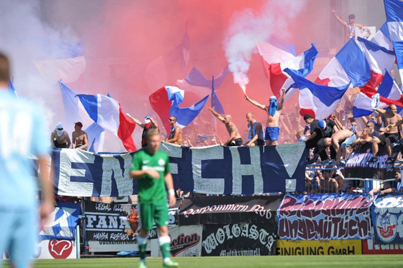 Hansa Rostock vs. Chemnitzer FC: Pyrotechnik vor dem Spiel im Gästeblock