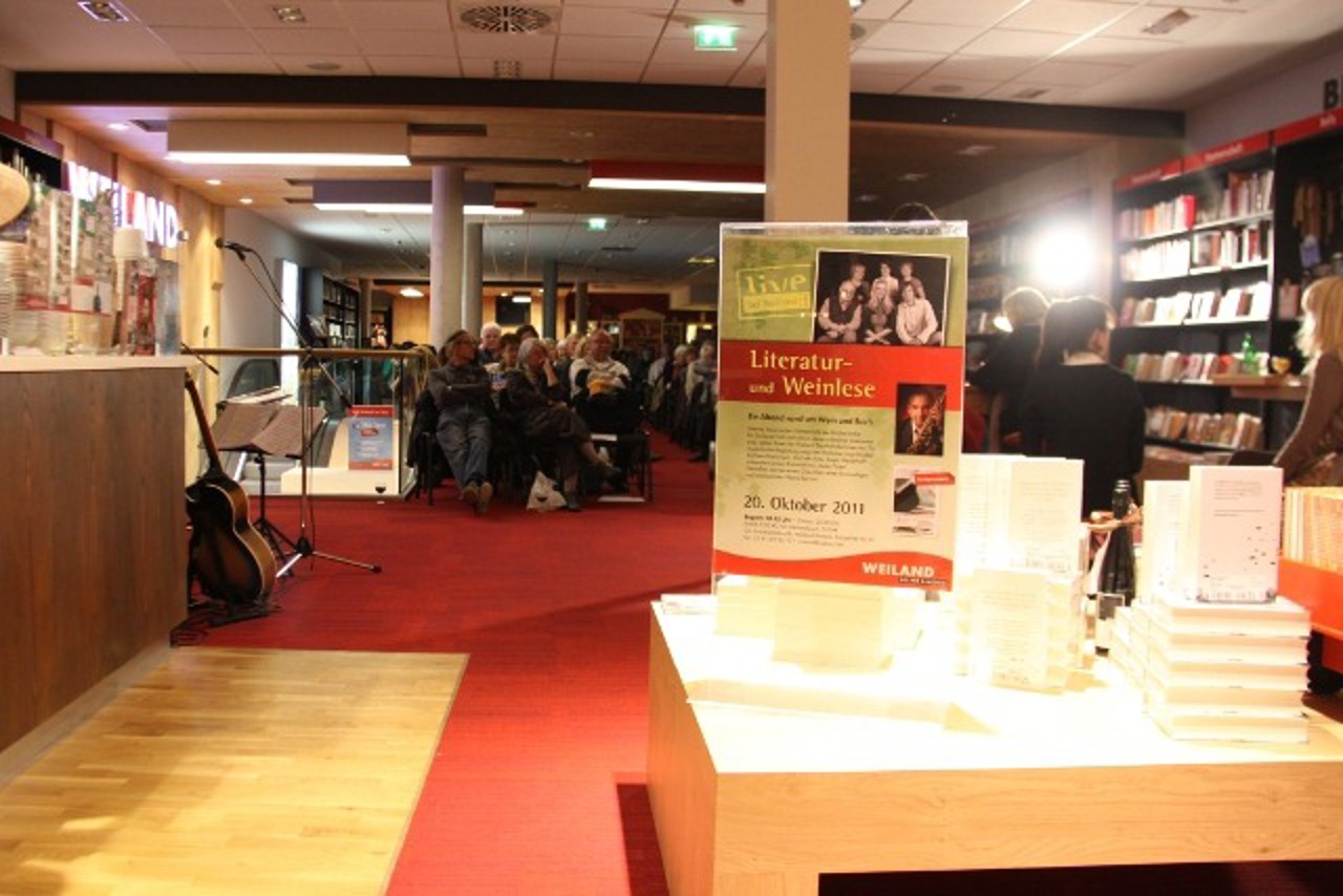 Volles Haus bei der Literatur- und Weinlese in der Weiland Buchhandlung