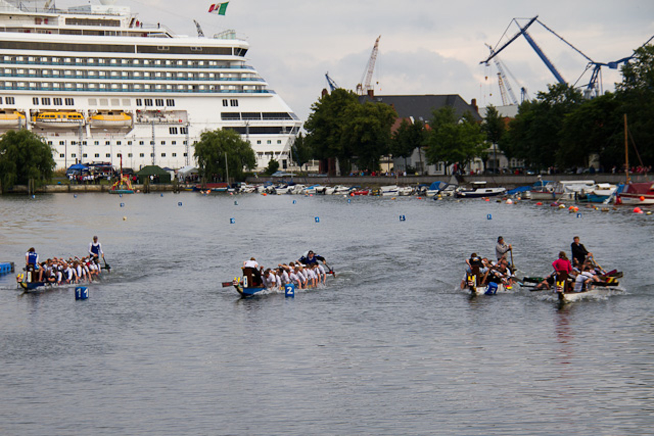 Finale Drachenbootrennen in Warnemünde