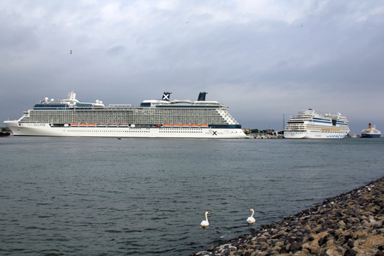 Vierfachanlauf im Kreuzfahrthafen Warnemünde: Celebrity Eclipse, AIDAblu und Saga Pearl II