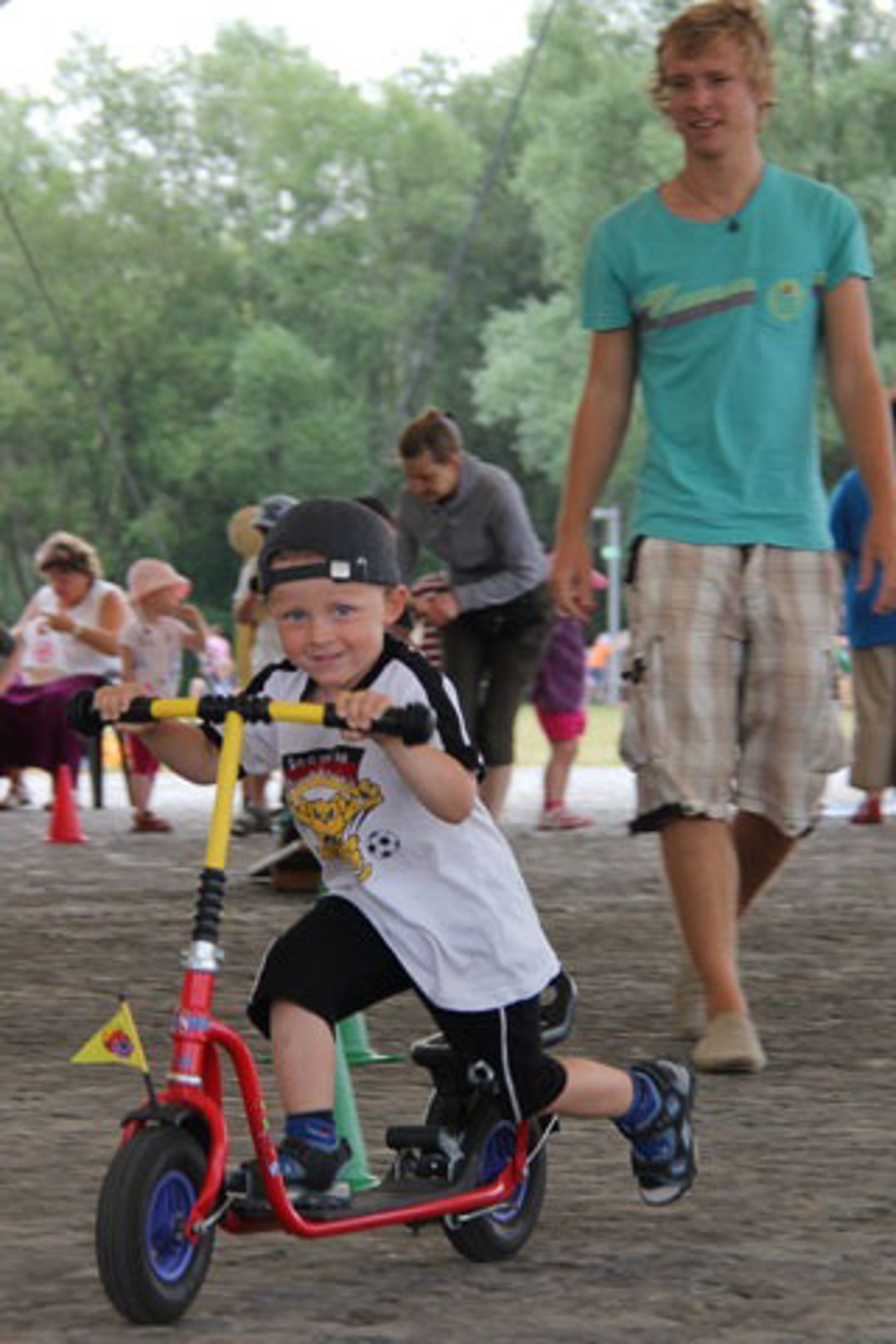 Tim beim Rollerparcours