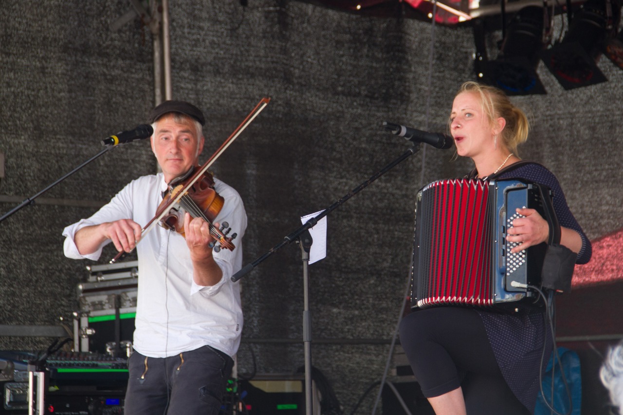 Folklore auf dem Universitätsplatz mit TroubaDuo aus Lübeck
