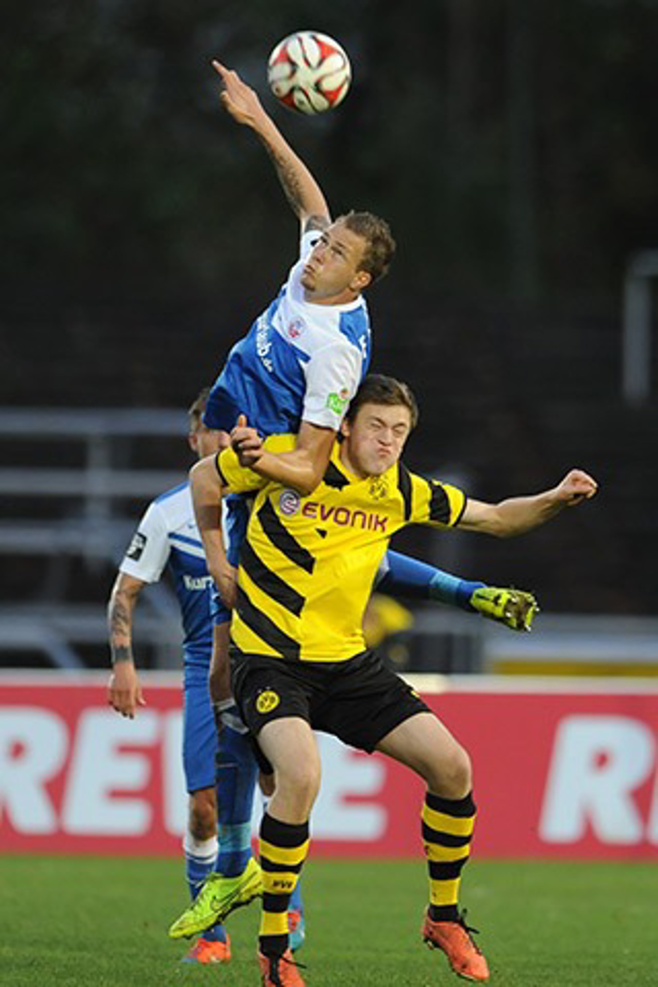Steven Ruprecht (Hansa Rostock) im Kopfballduell mit Nick Weber (Borussia Dortmund II)
