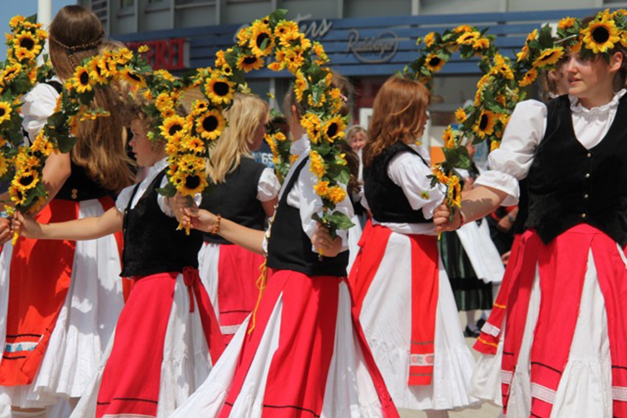 Kindergruppe des Heimatvereins Barth beim Reigentanz