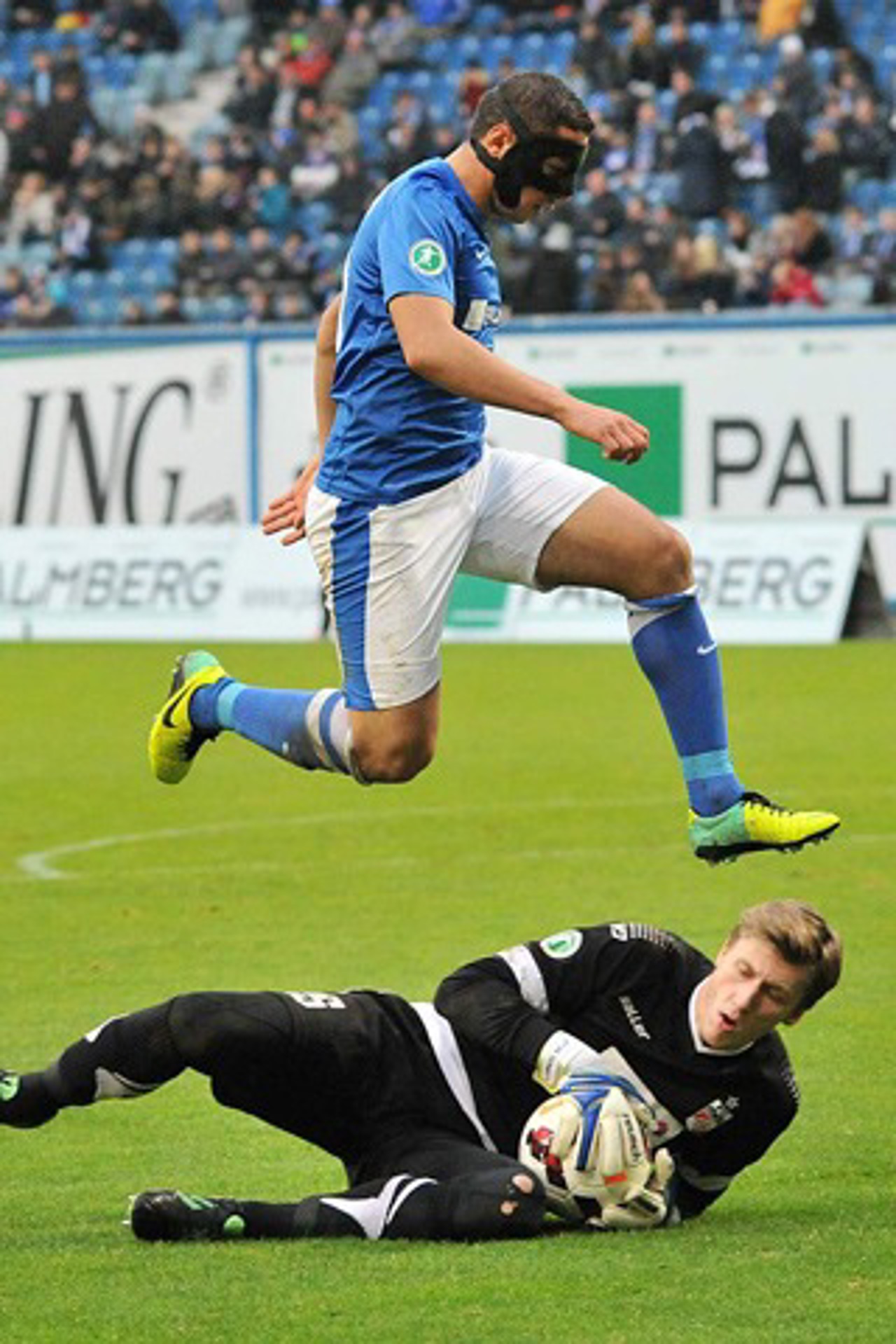 ‚Maskenmann‘ Halil Savran (Hansa Rostock) in Aktion gegen RWE-Keeper Philipp Mickel Klewin