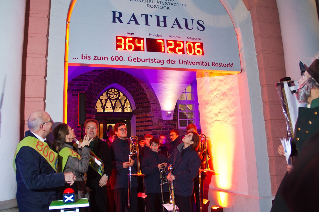 Der Countdown am Rathaus zum 600. Gründungstag der Universität am 12.11.2019 wird gestartet.