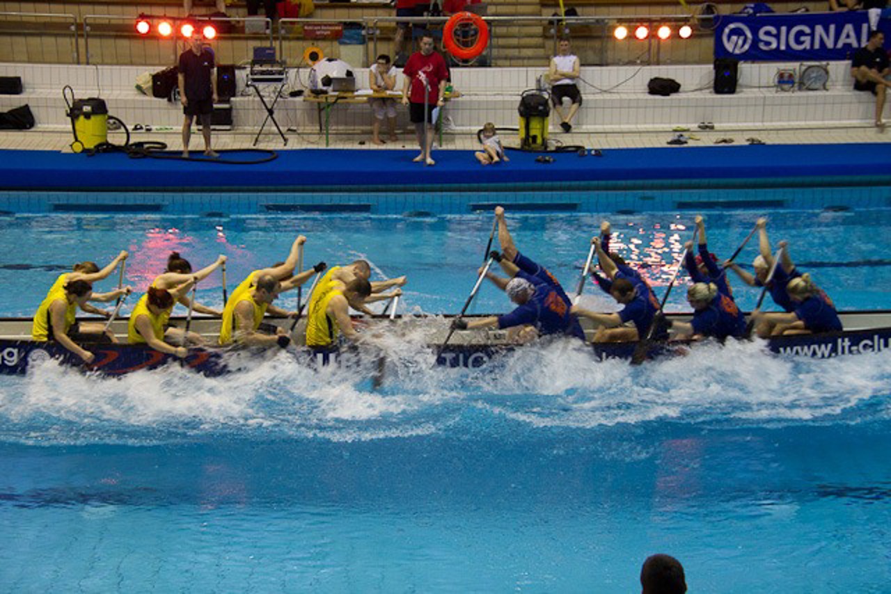 Drachenboot in der Schwimmhalle