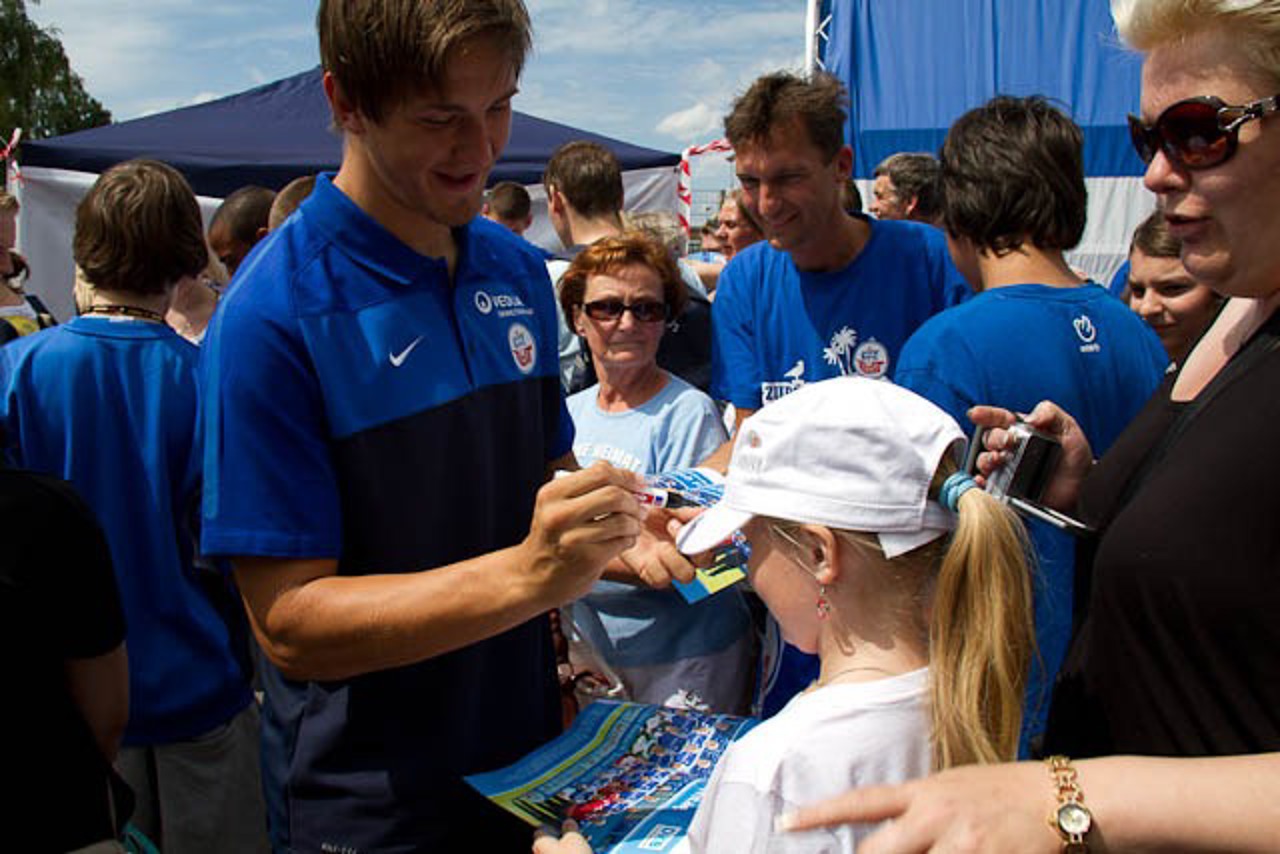 Kevin Pannewitz umringt von Fans