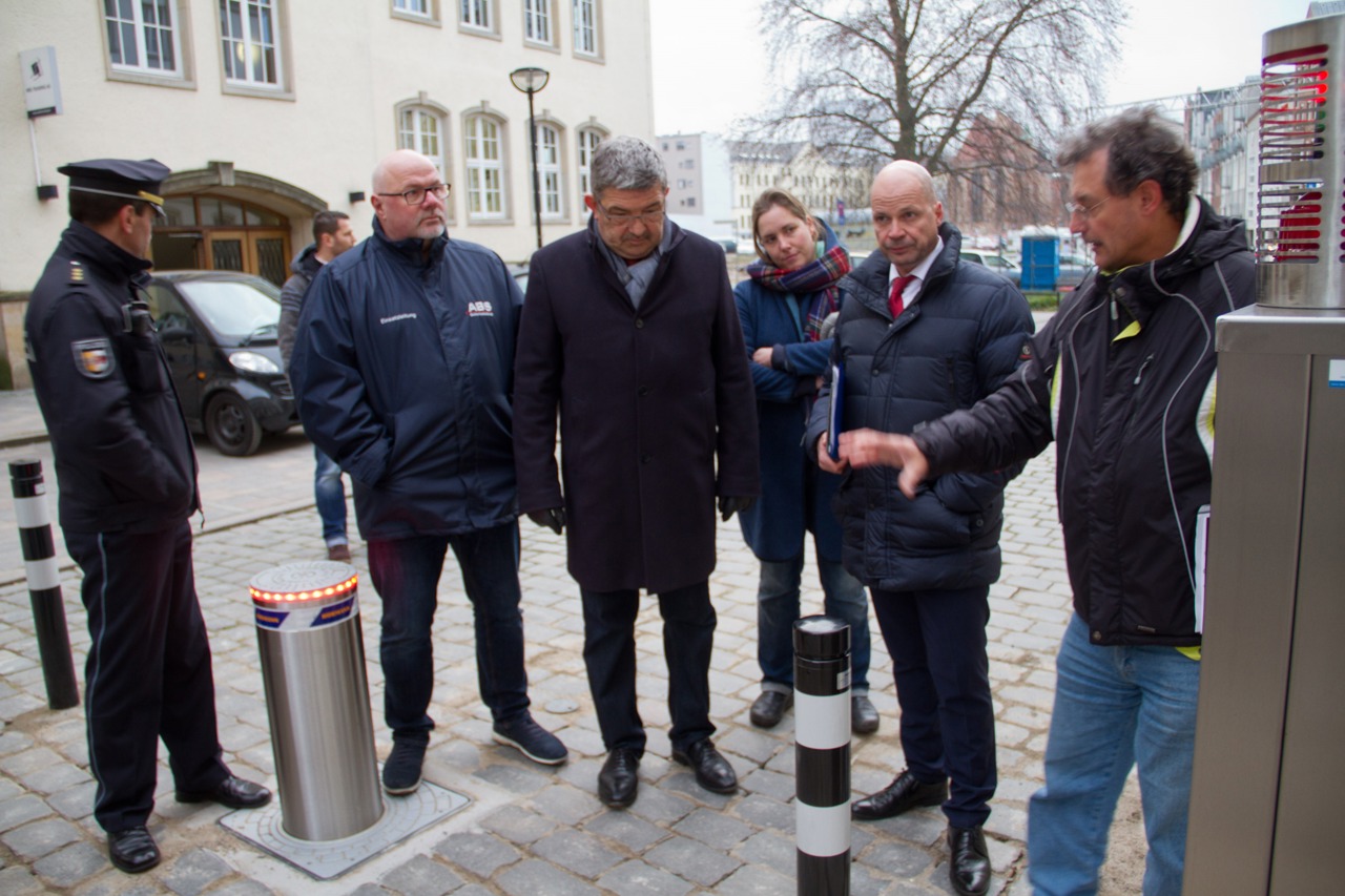 Neue Poller sollen auch schweren Fahrzeugen standhalten