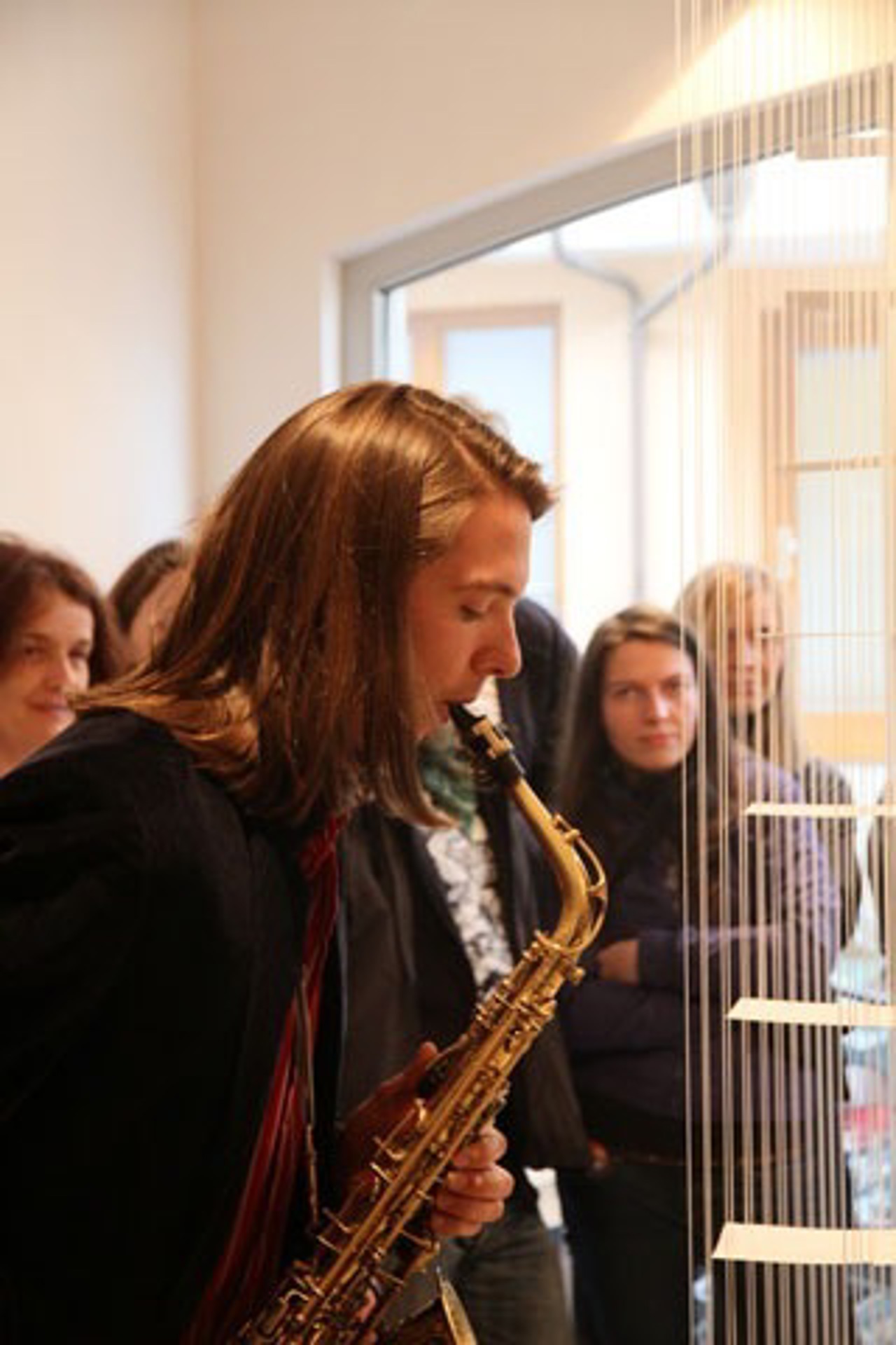 Moritz Köther spielte Saxophon in der Galerie Wolkenbank