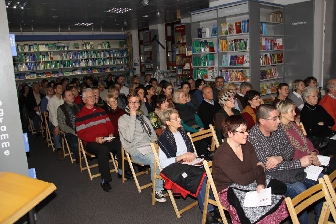 Zuschauer bei Denis Scheck mit Druckfrisch in der Buchhandlung Weiland Rostock