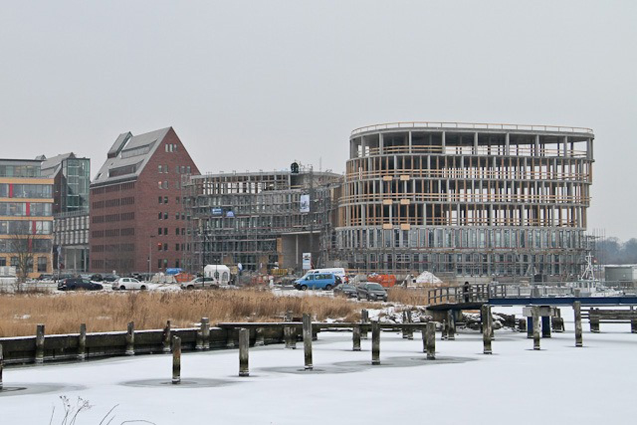 AIDA Home auf der Silohalbinsel steht neben den Speichern, in denen schon jetzt die AIDA Schiffe verwaltet werden.
