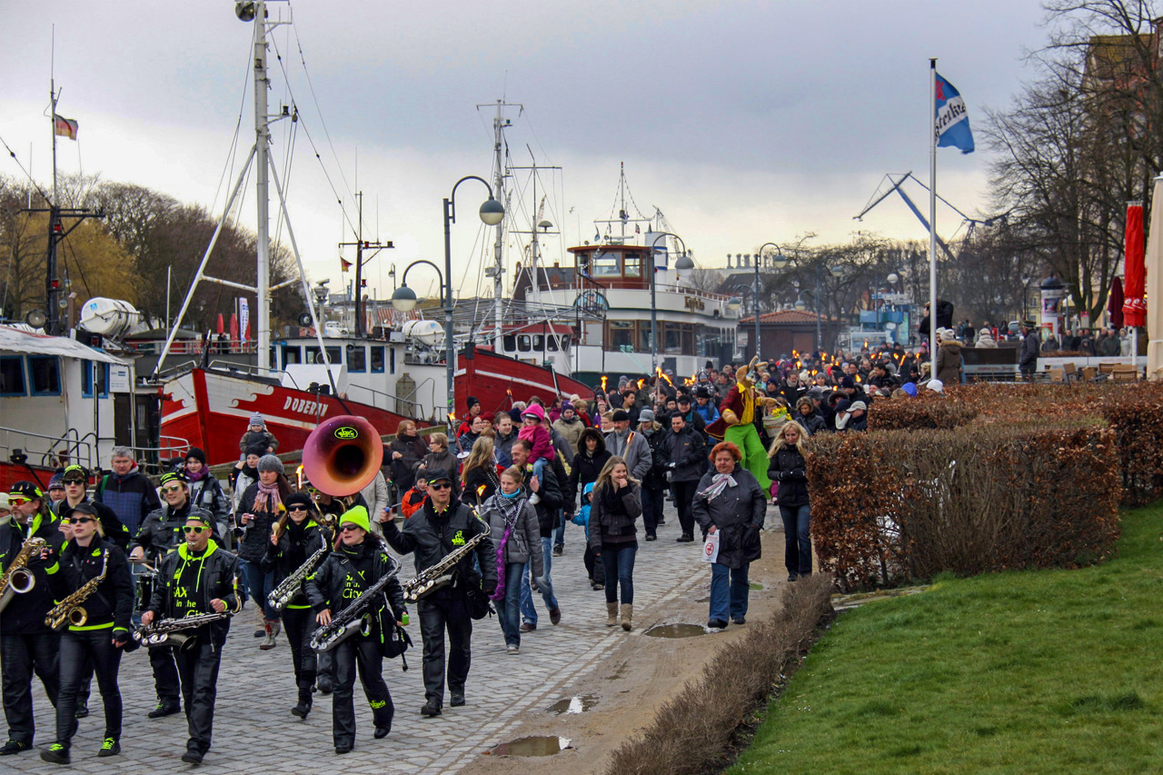 Fackelumzug zu Ostern am Alten Strom in Warnemünde