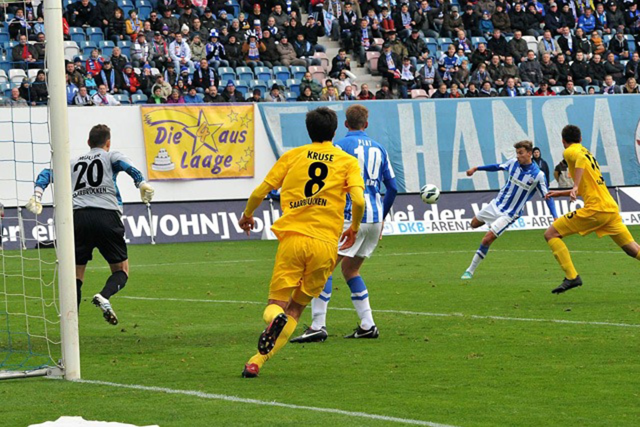 Tom Weilandt bringt Hansa Rostock gegen den 1. FC Saarbrücken mit 1:0 in Führung