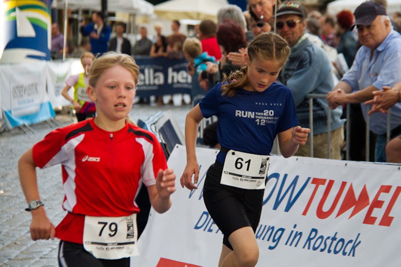 Jana Millat und Marie Backmund liefern sich kurz vor der Ziellinie noch ein Rennen, das mit zwei Zehntelsekunden Jana Millat gewinnt