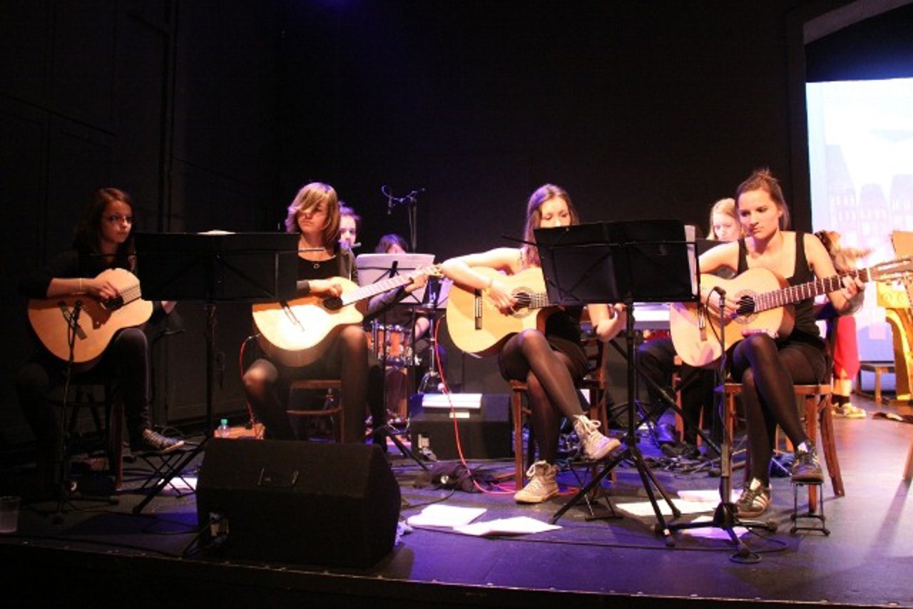 Lehrer und Schüler der Jugendkunstschule ARThus als Liveband