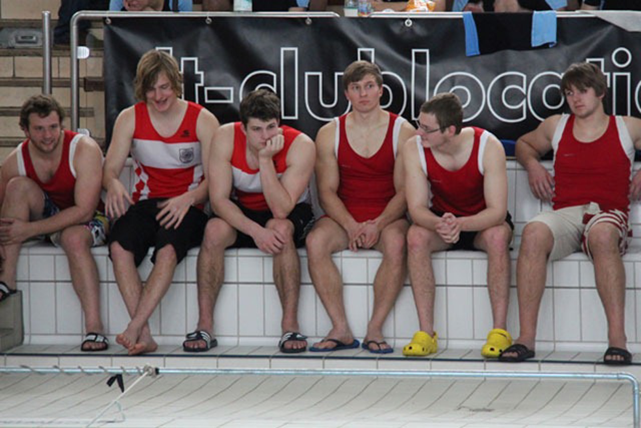 Team des Drachenboot Indoor Cups in der Neptunschwimmhalle