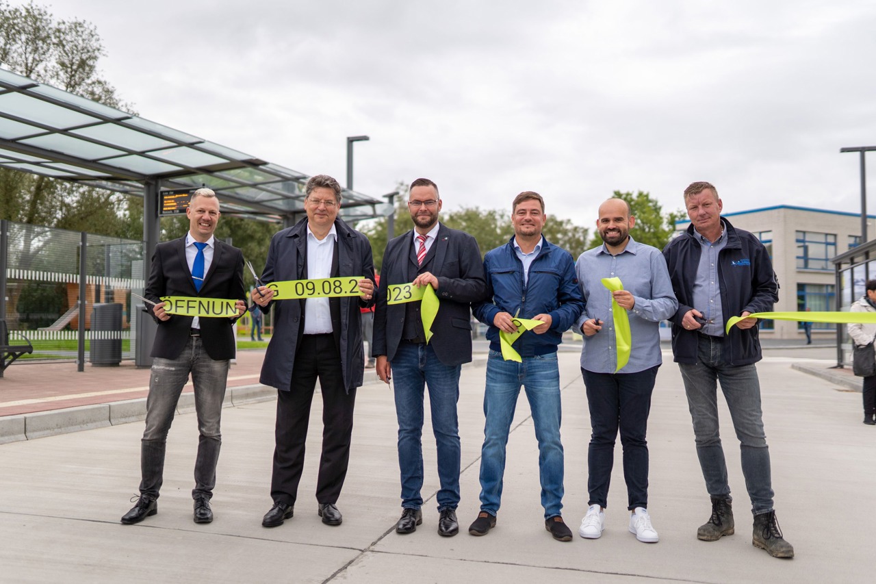 Haben heute den neuen ZOB offiziell eröffnet – rebus-Prokurist Marc Weinhauer (v. li.), Wirtschaftsminister Reinhard Meyer, rebus-Geschäftsführer Thomas Nienkerk, Landrat Sebastian Constien, Tiefbauplaner Marco Hoth von der aib Bauplanung Nord und Dirk Drews, Technischer Leiter der Baufirma Geltmeier aus Güstrow (Foto: rebus/André König)